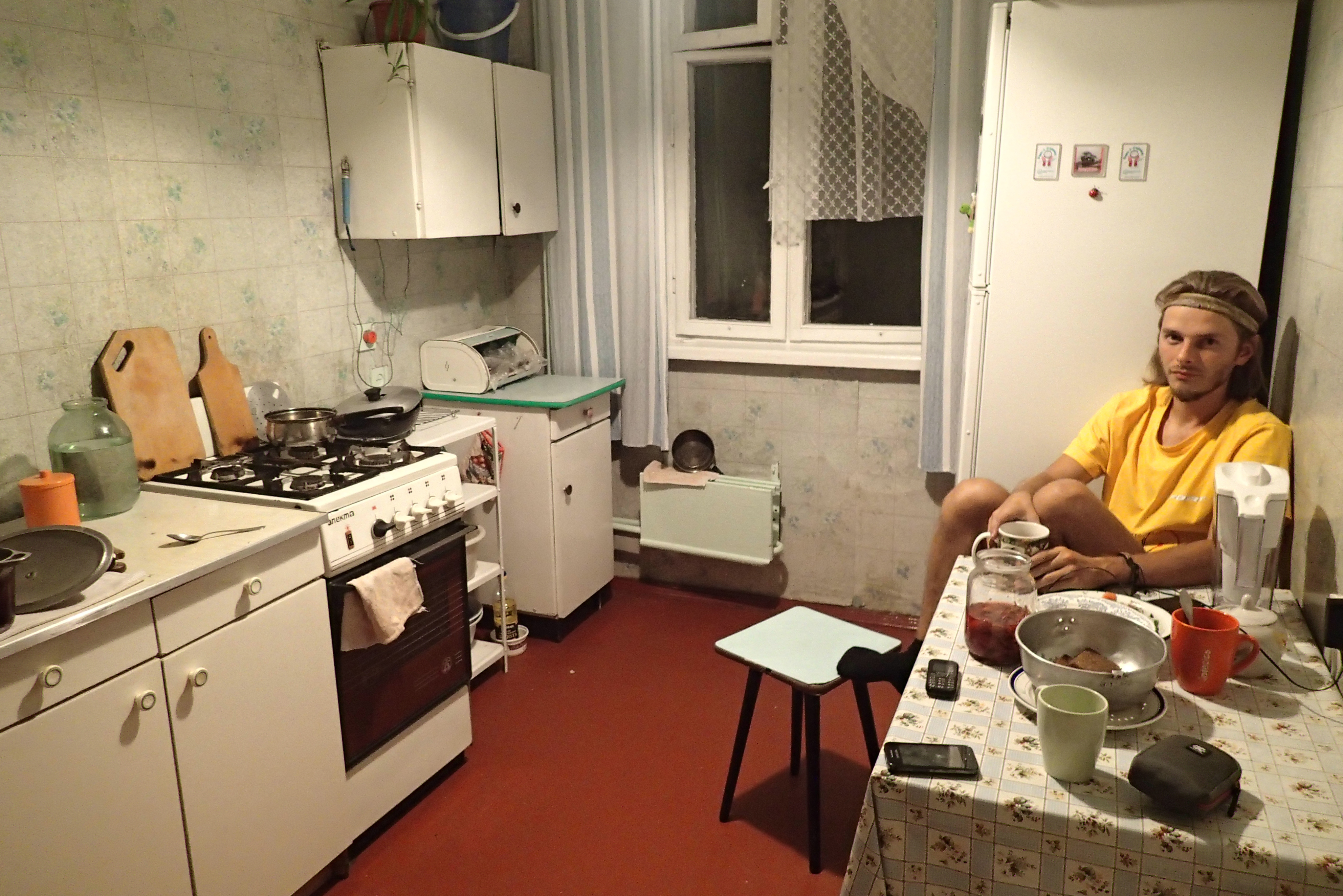 Rustig avondje in de keuken bij Oleg en zijn mama