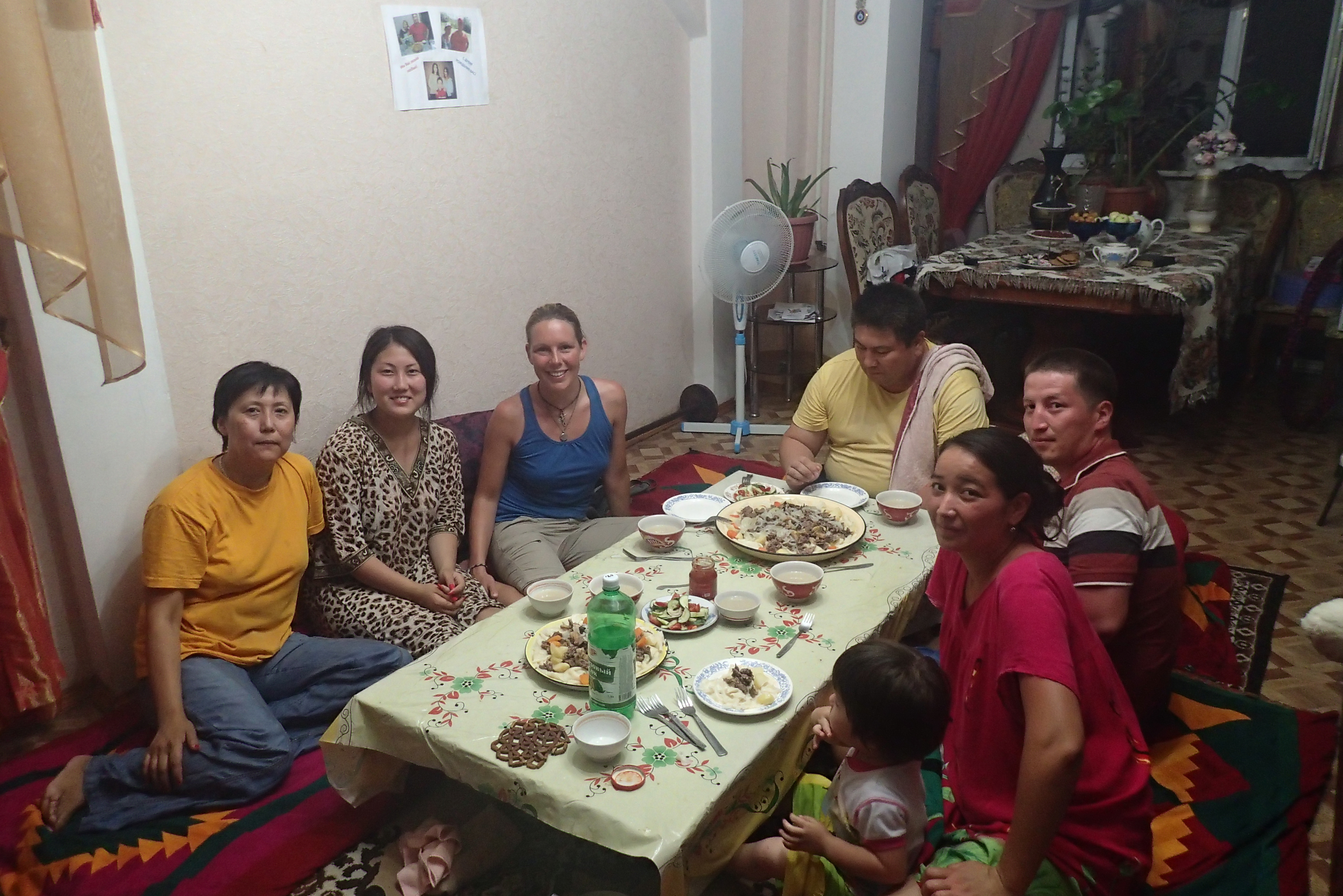 Aan de Beshbarmak (traditioneel feestelijk gerecht) met mijn host Seilkhan en familie