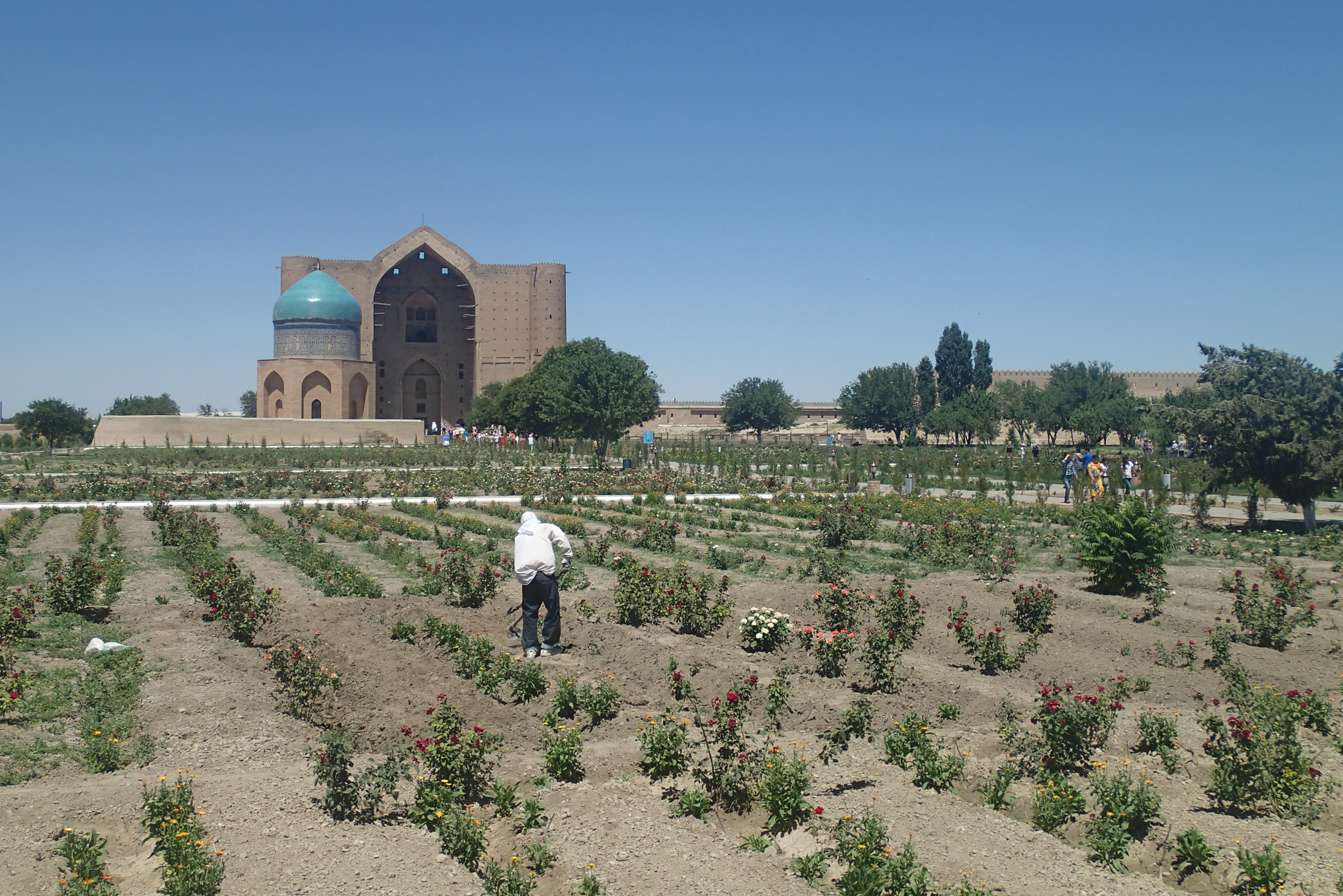 Het mausoleum in Turkistan, waar busladingen (Kazachstaanse) toeristen naar toe komen