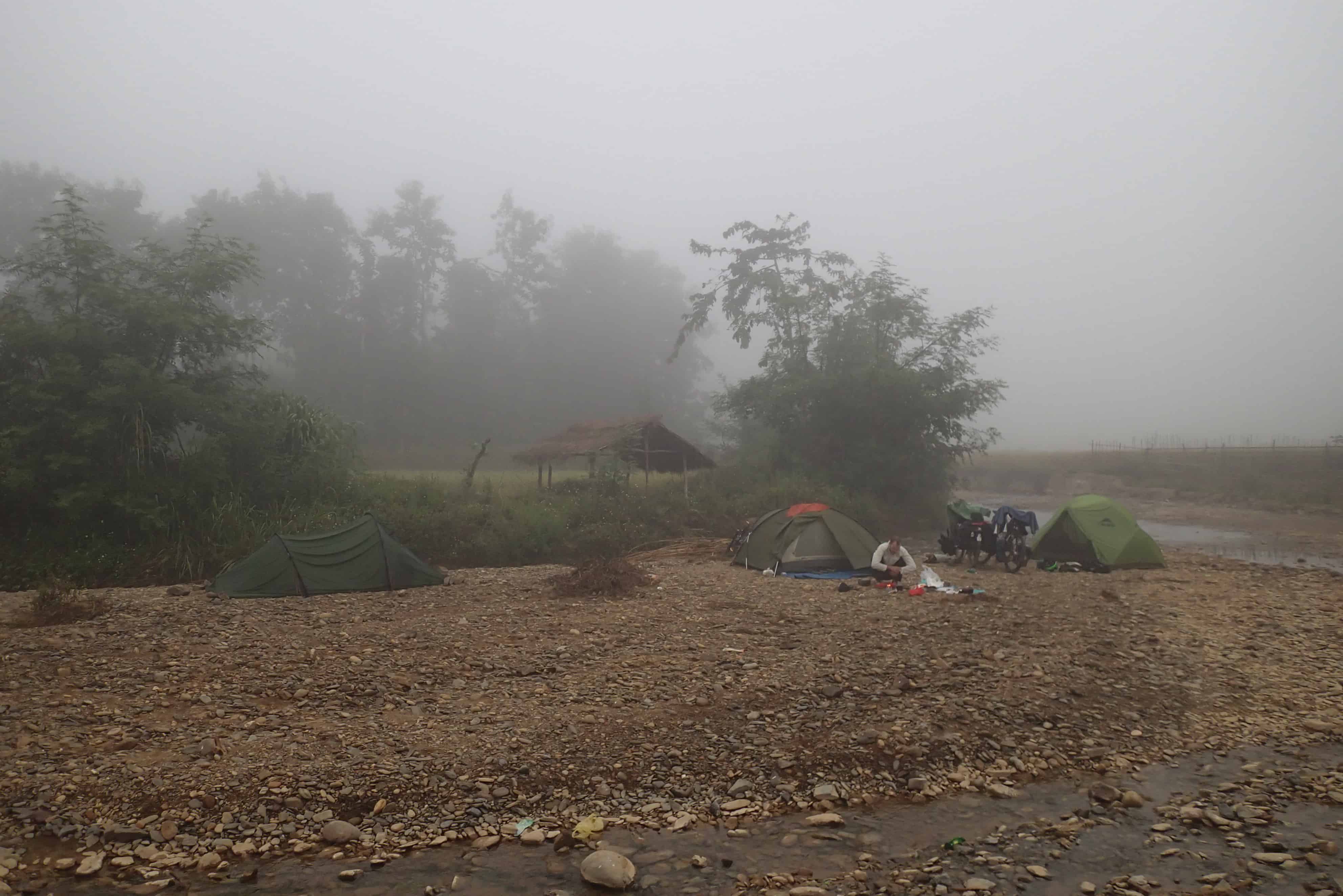 's Ochtend vroeg in de mist, nog voor het ontbijt en het inpakken van de kleddernatte tenten