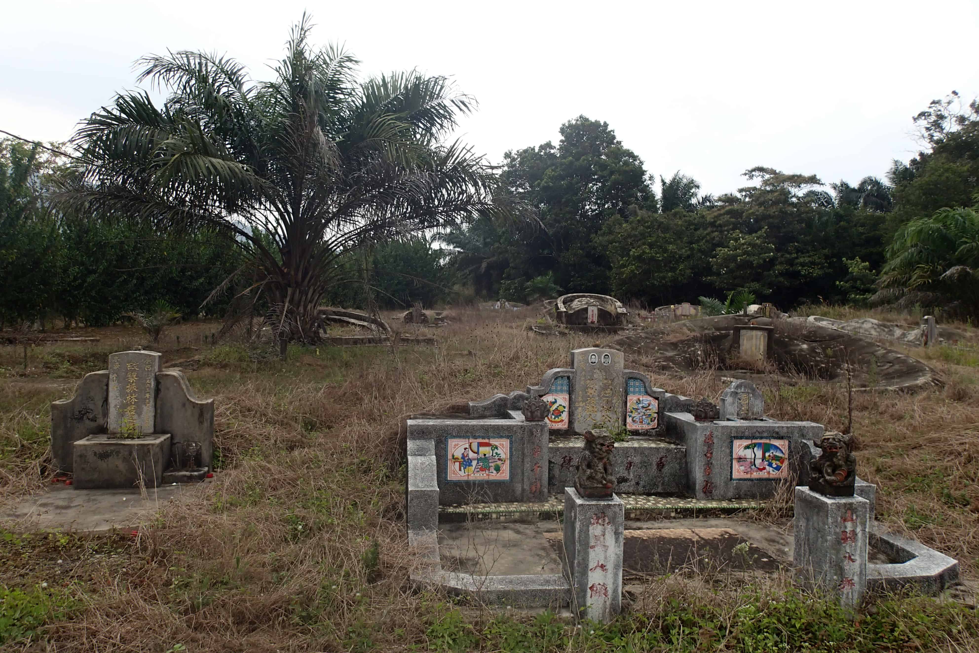 Vreemde verlaten begraafplaats ın the mıddle of nowhere met graven vanuıt verschıllende relıgıes 