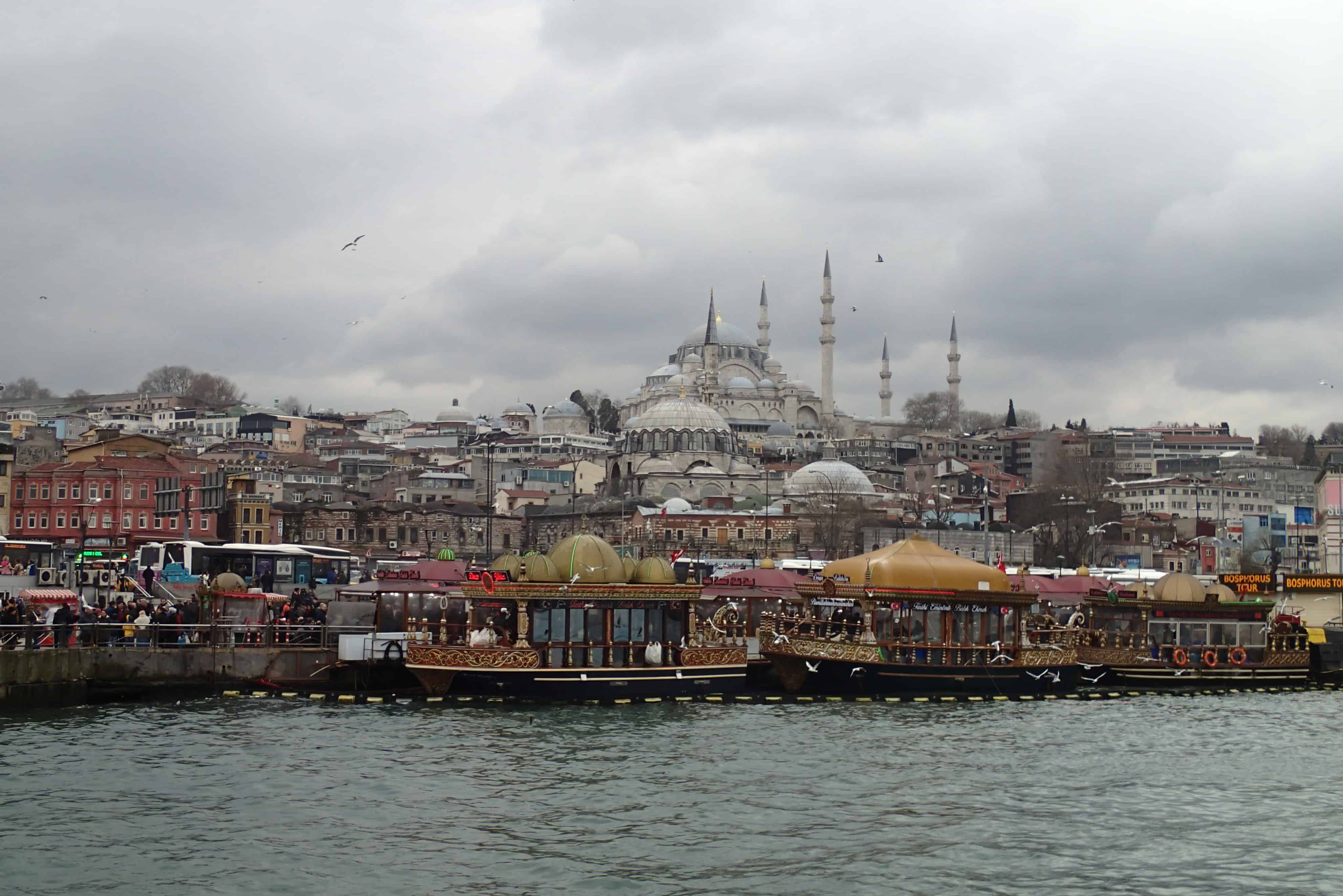 Uitzicht vanaf de brug op een van de grote moskeen van de stad