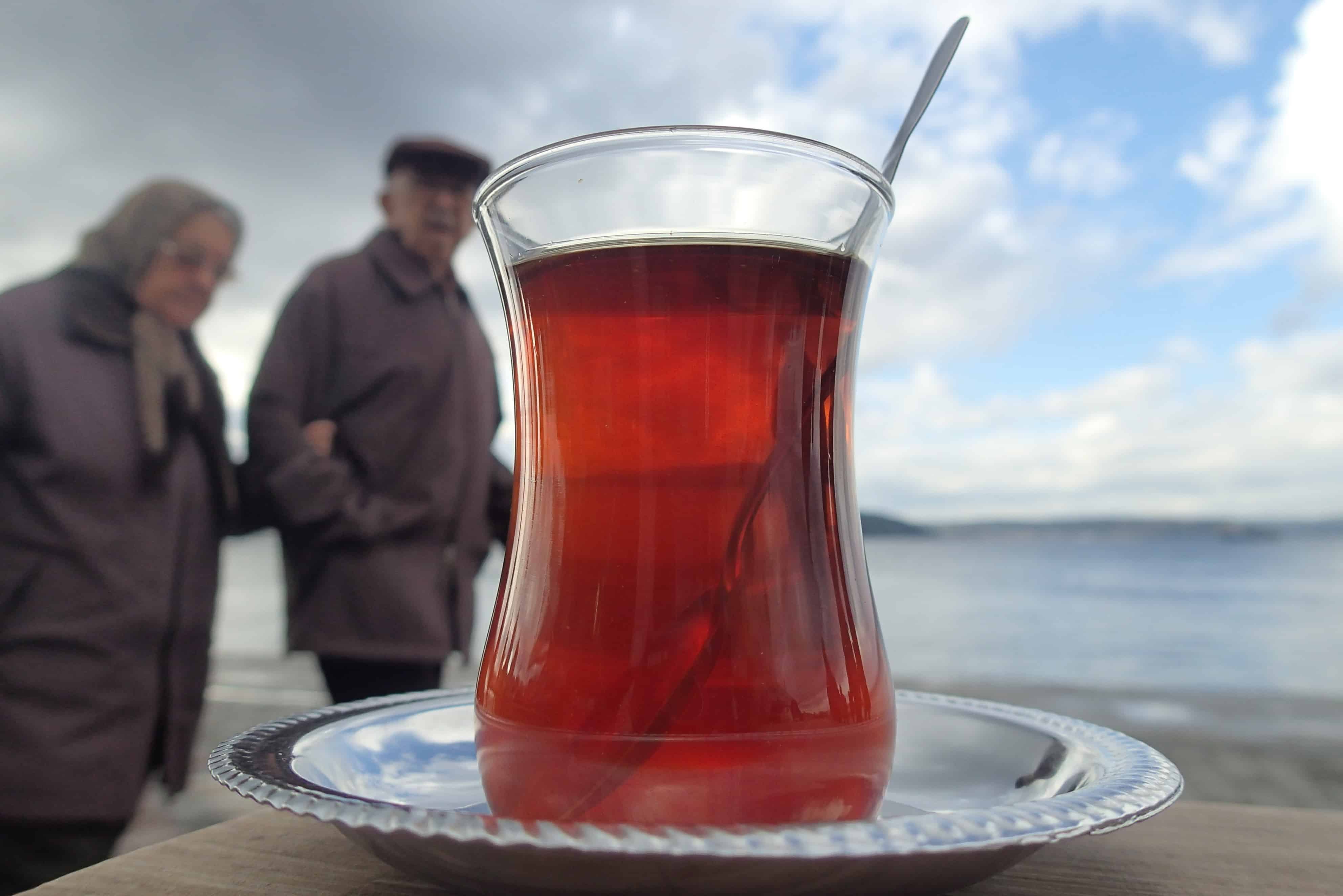 Een turks glaasje thee na mijn hamamervaring, met uitzicht op schiereiland Gelibolu