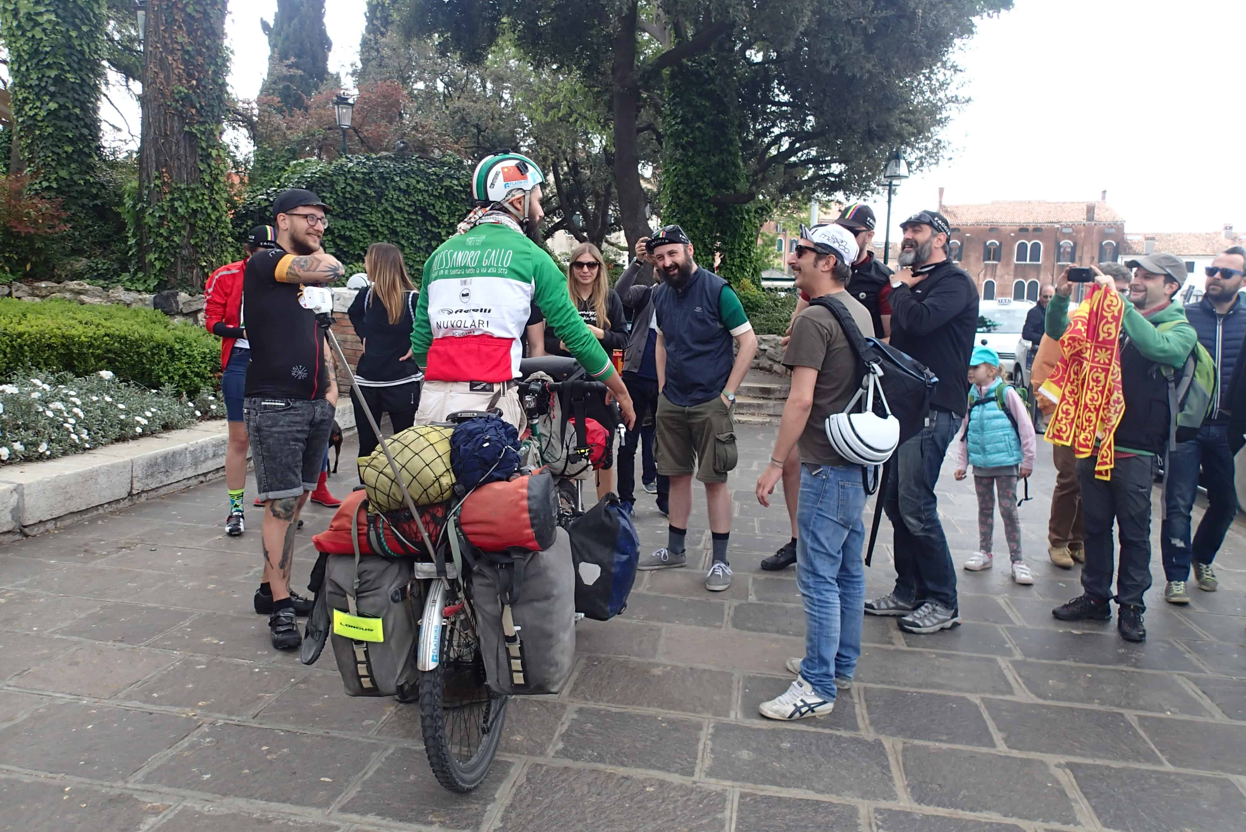 Alessandros ontvangst door zijn fietsvrienden in Venetie. Klaar voor de laatste 50km!