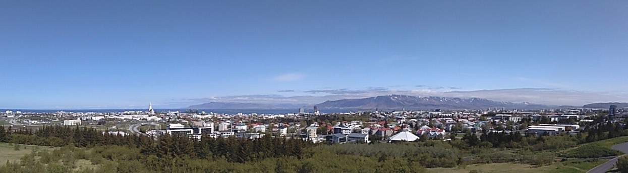 Blik over Reykjavik en omgeving vanaf een uitkijktoren. (toiletbezoek aldaar €1,50. Jaa daadhaag)