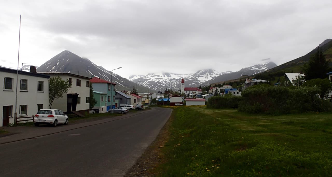 Na de fjorden zie ik eindelijk wat echt IJslandse dorpen