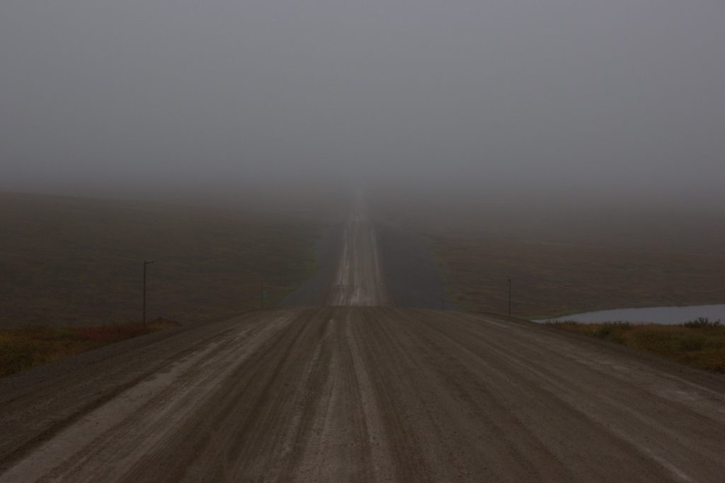De plakweg in de mist