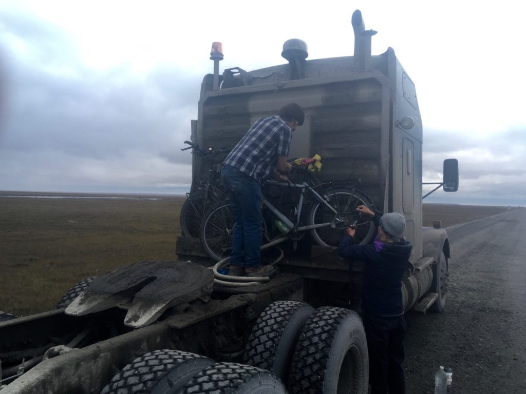 De fietsen worden achterop gebonden voor de rit terug naar Fairbanks