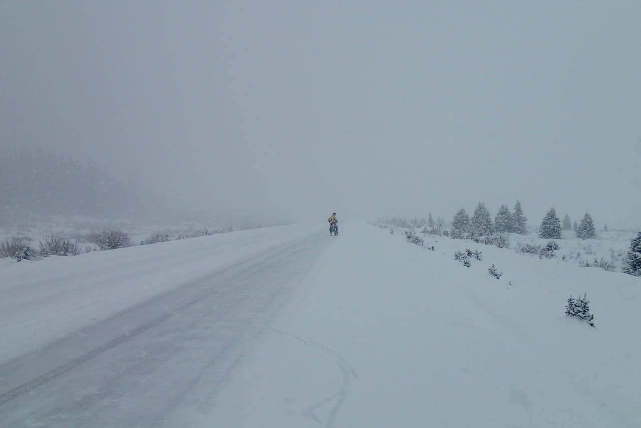 Bruce in de sneeuwstorm voor me op Bow Pass