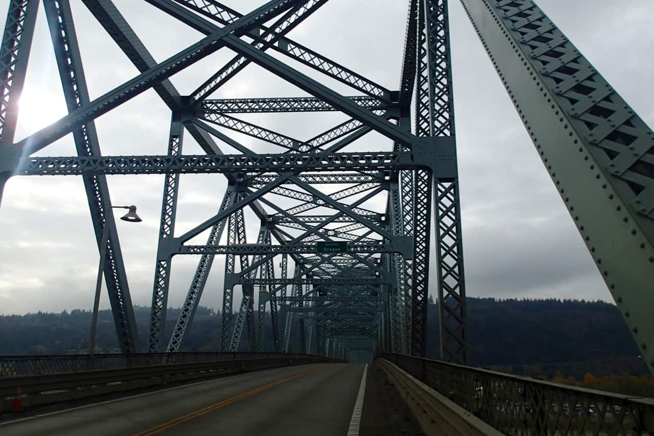 De brug over de Columbia rivier die de grens vormt tussen Washington en Oregon.